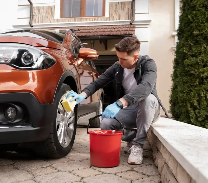 Lavage auto à domicile Jarzé Villages : professionnel intervenant sur un véhicule
